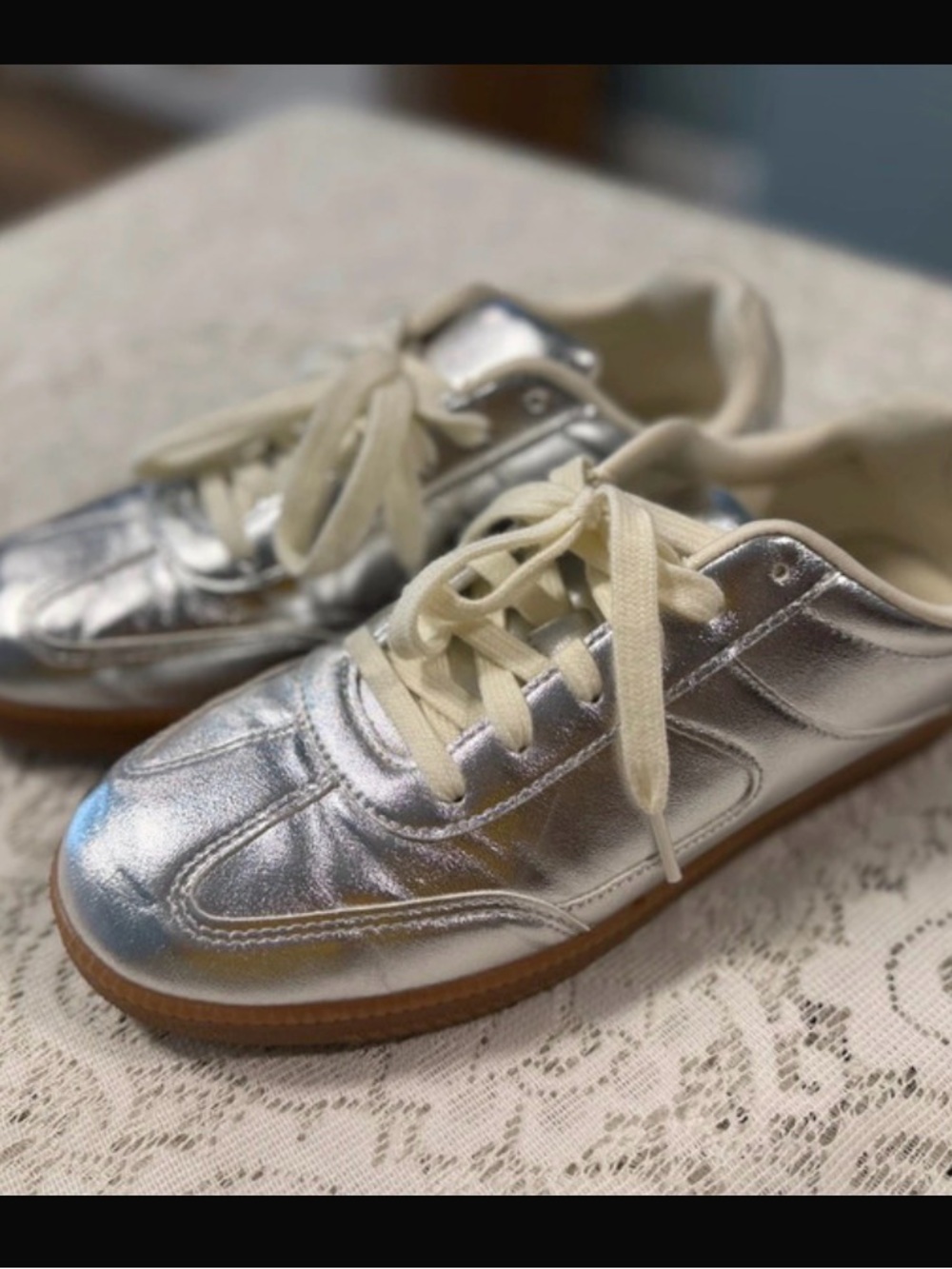 No Boundaries Silver Metallic Kids Sneakers with Cream Laces